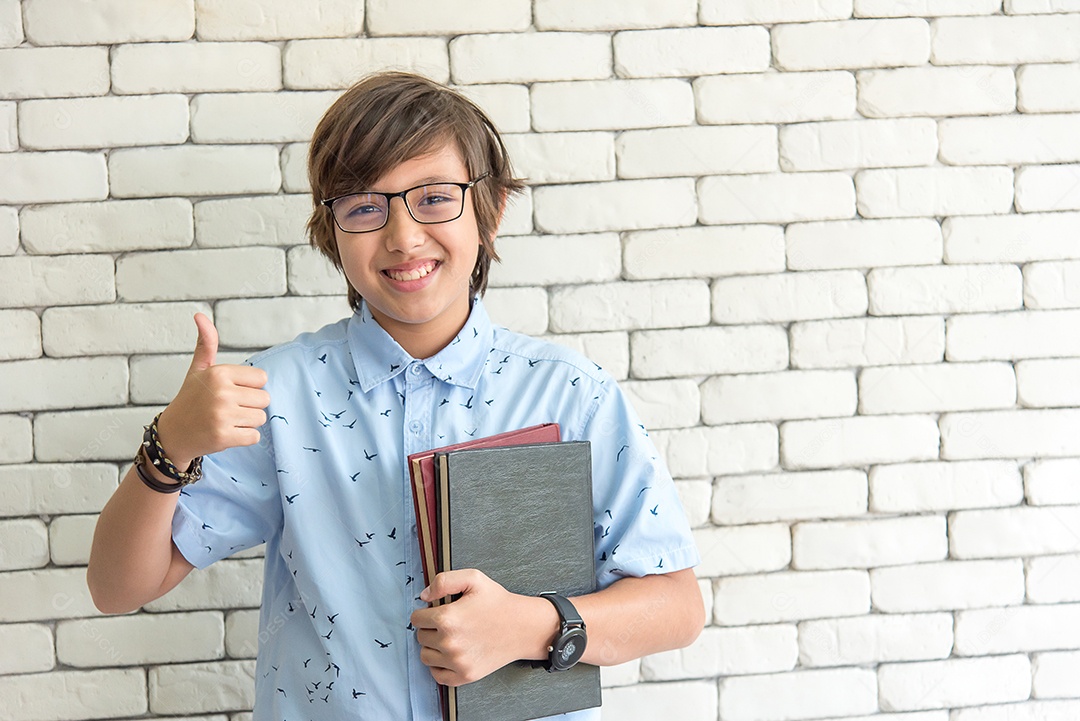 Estudante de escola secundária usando óculos em livro de leitura