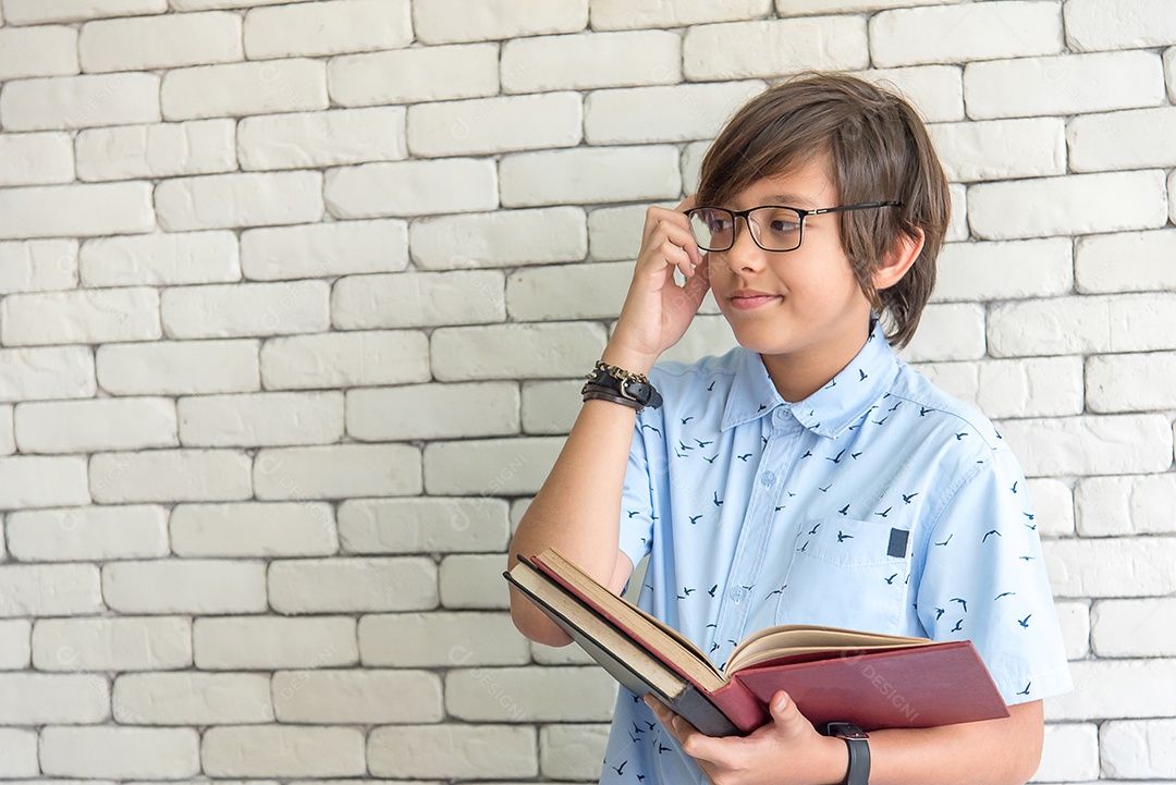 Estudante de ensino médio usando óculos lendo livro