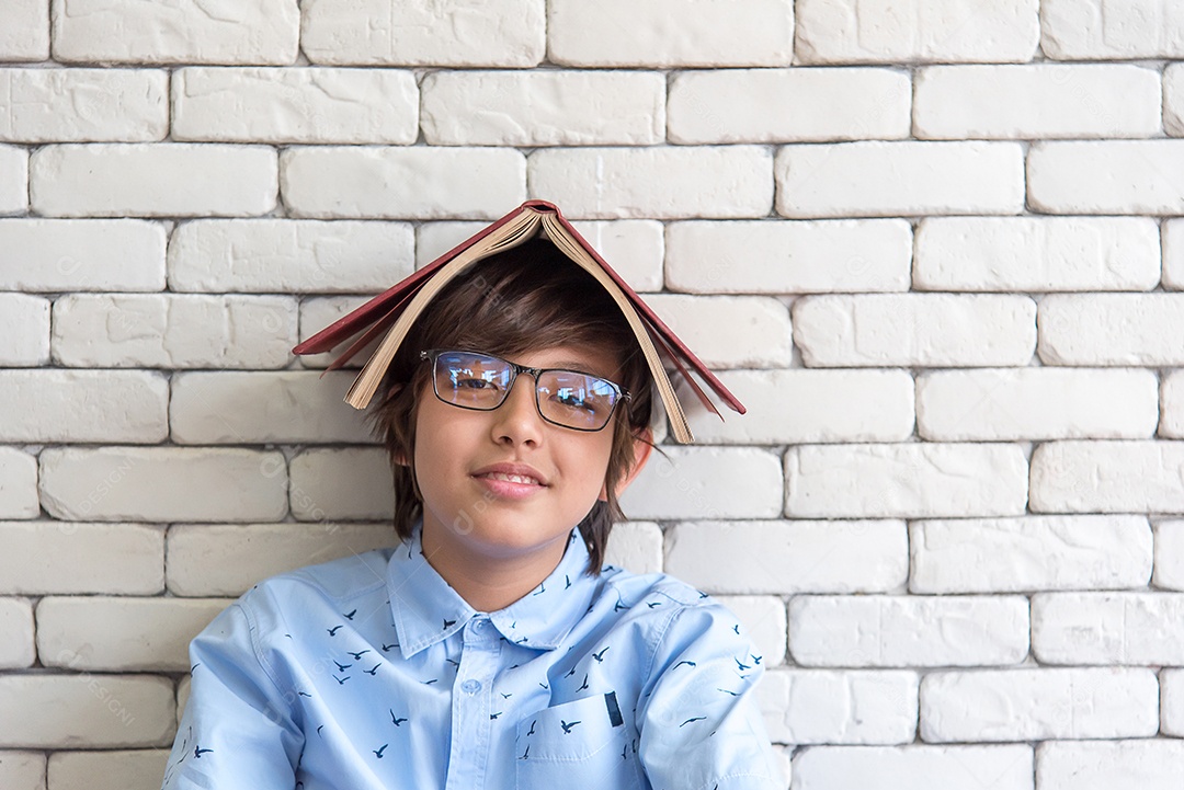 Aluno do ensino médio usando óculos sente-se pegue o livro
