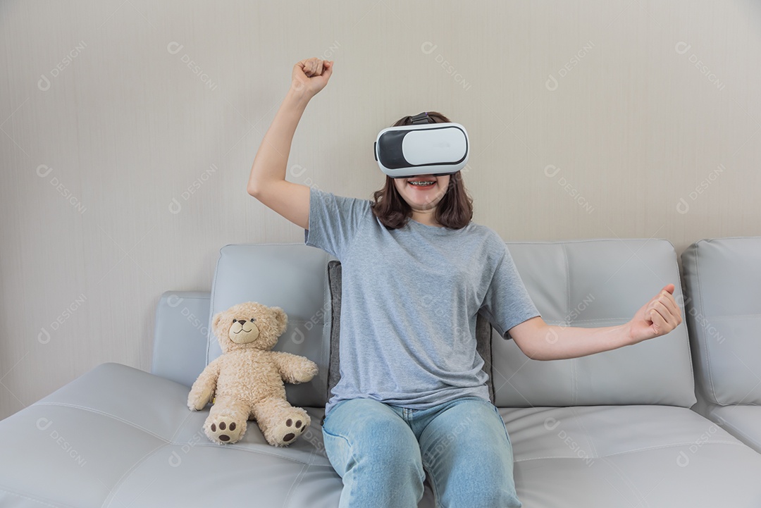 Omã asiático jogando videogame com óculos VR em casa