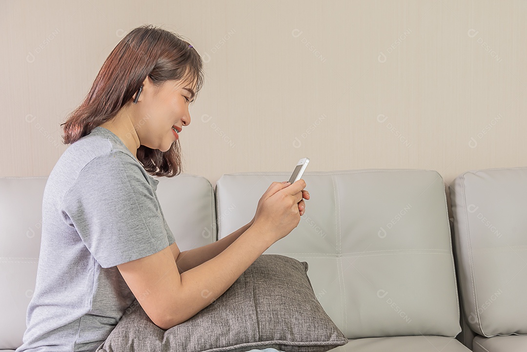 Mulher asiática usa telefone inteligente, verifique e-mail, garota asiática