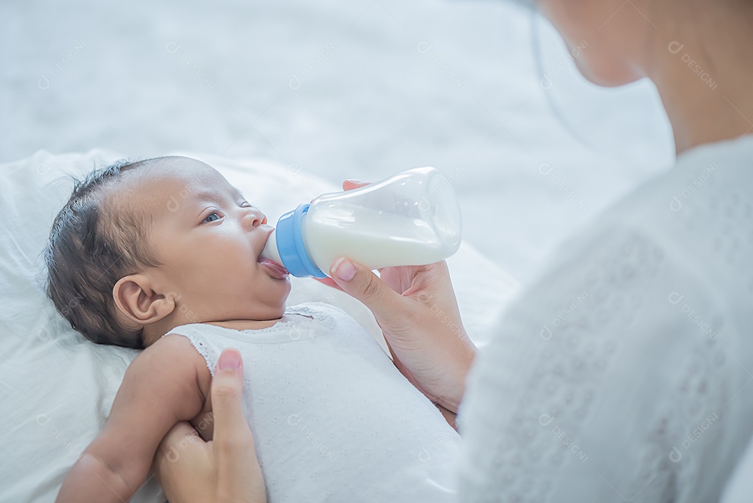 Bebê consome leite da mamadeira da mãe