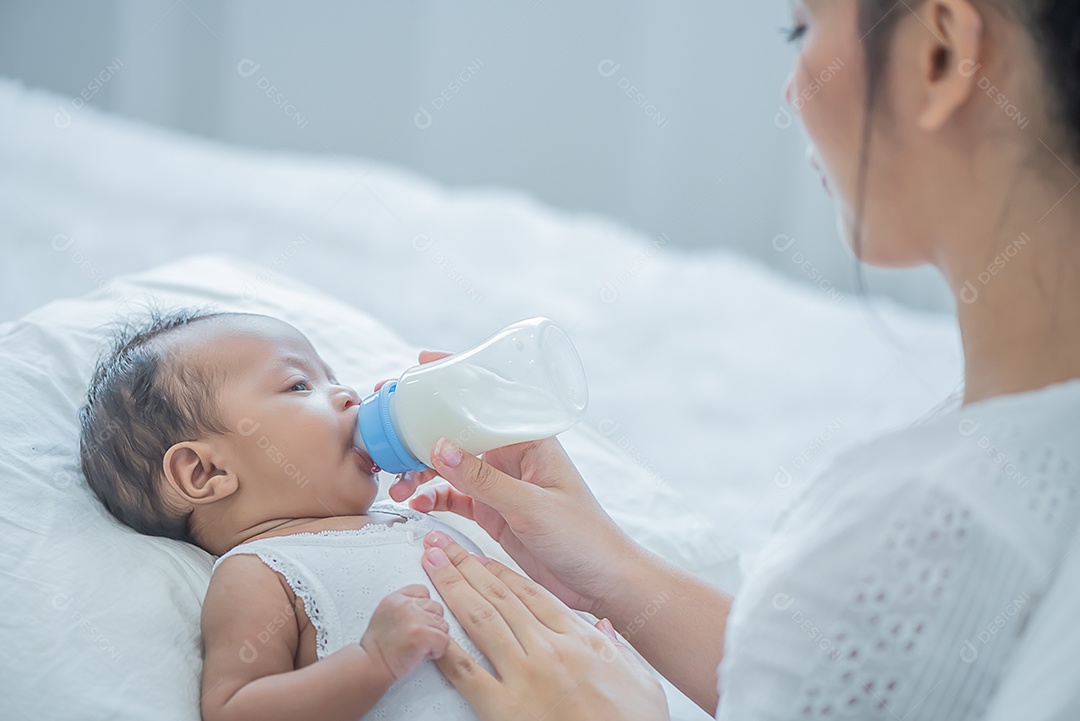 Bebê consome leite da mamadeira da mãe