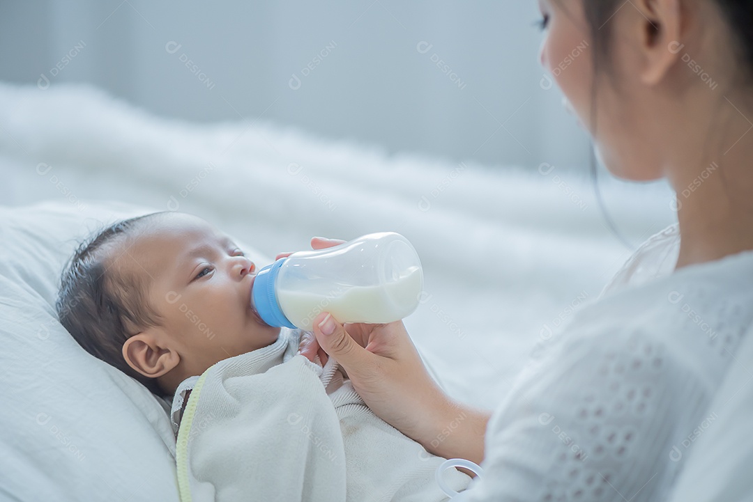 Bebê consome leite da mamadeira da mãe