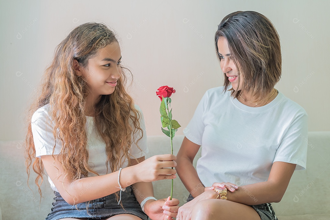 Filha dando rosas no dia das mães