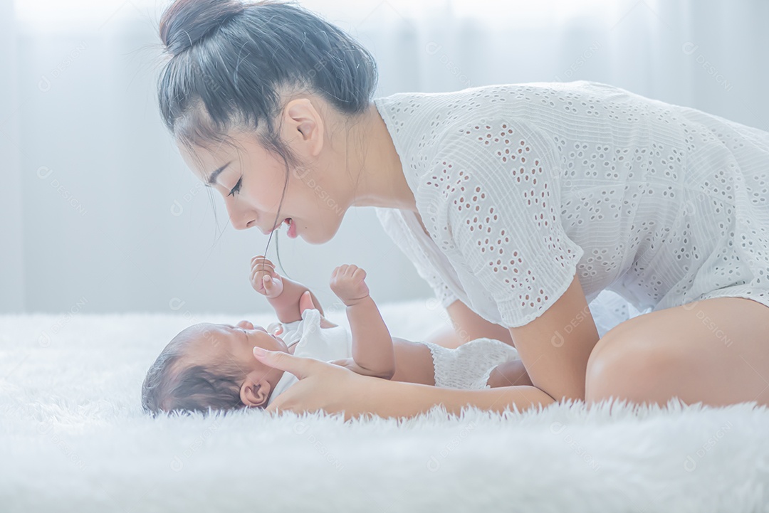 Mãe toca seu filho com ternura e carinho