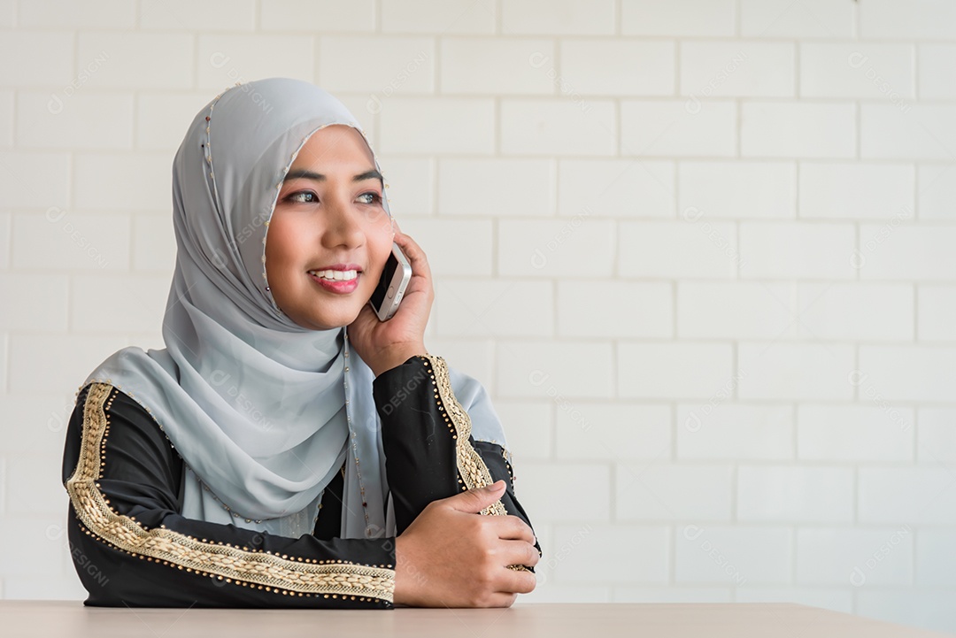 Mulher asiática muçulmana usa telefone inteligente, verifique e-mail, aparência de menina asiática