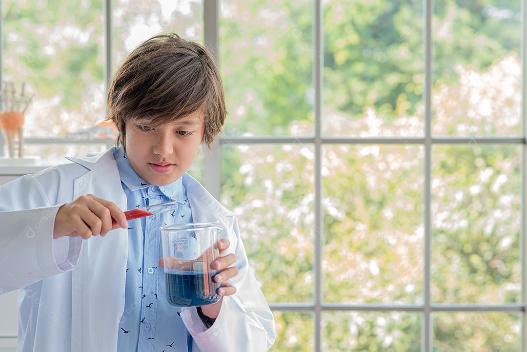 Estudante estuda assuntos científicos e faz experimentos