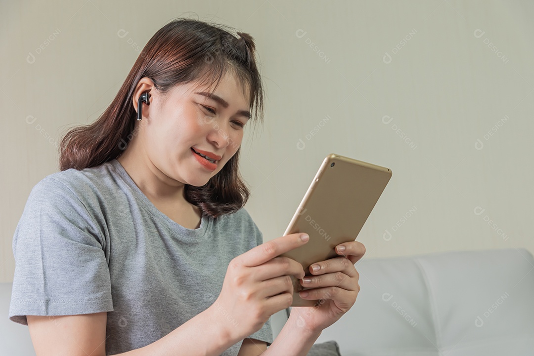 Mulher usa fone de ouvido para ouvir música ou assistir mídias sociais