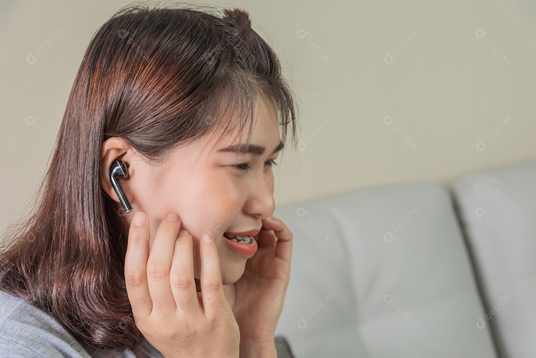 Mulher usa fone de ouvido para ouvir música ou chamada sem fio