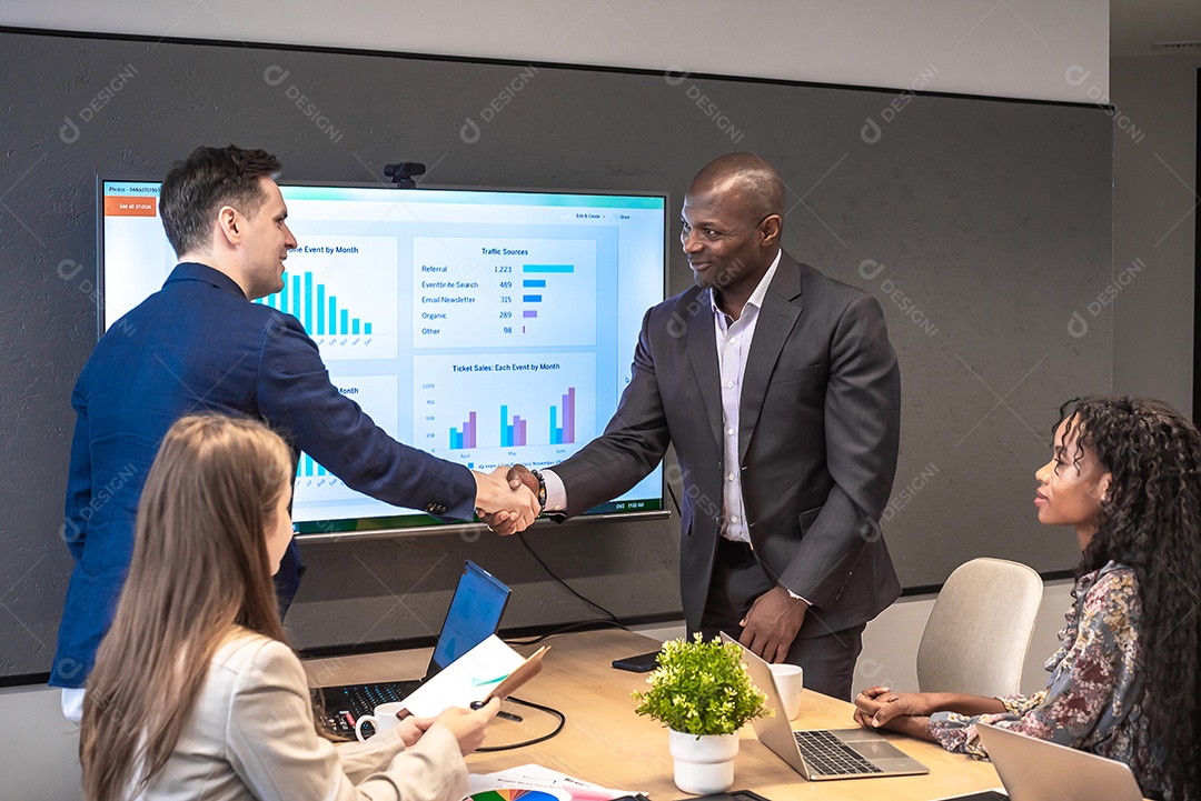 Homem de negócios aperta as mãos com parcerias ou apresenta-as