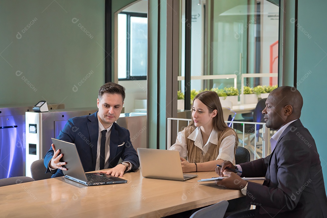 Pessoas de negócios ou diversos colegas trabalhando e se reunindo