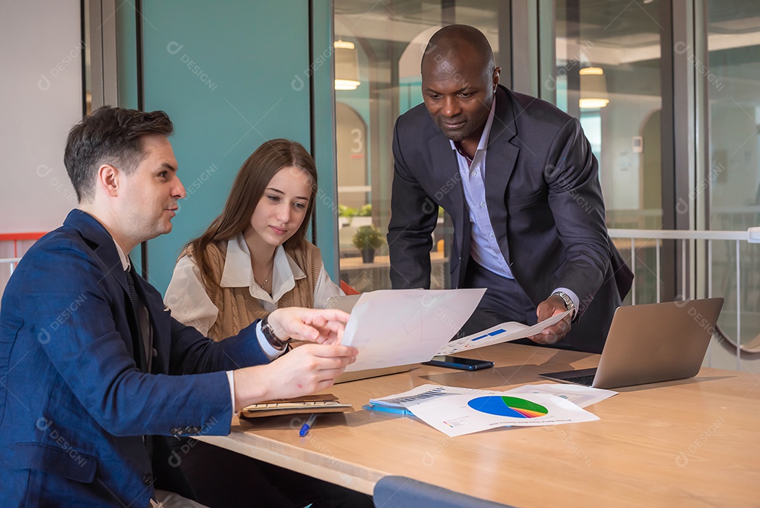 Pessoas de negócios ou diversos colegas trabalhando e se reunindo