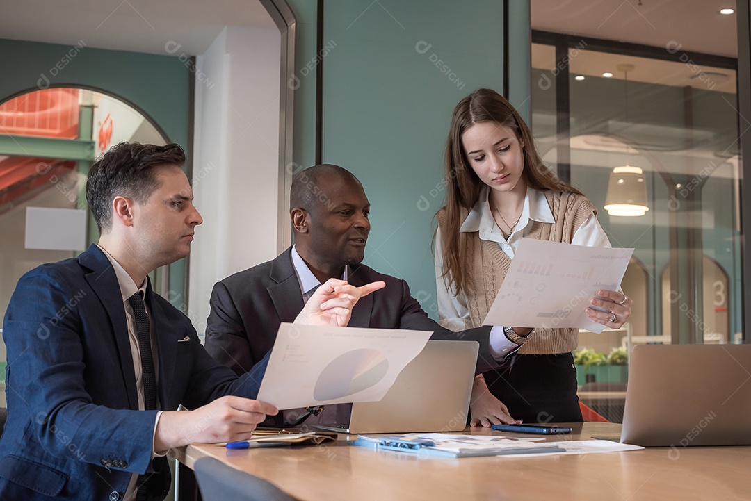 Pessoas de negócios ou diversos colegas trabalhando e se reunindo