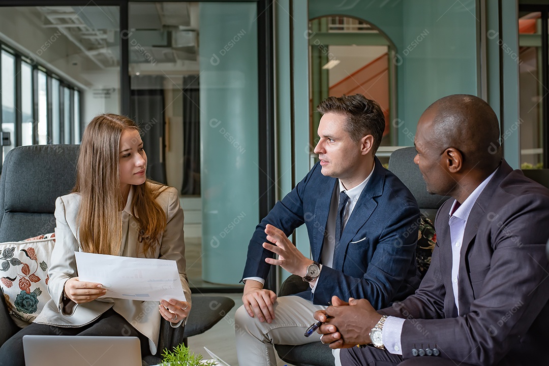 Pessoas de negócios ou diversos colegas trabalhando e se reunindo