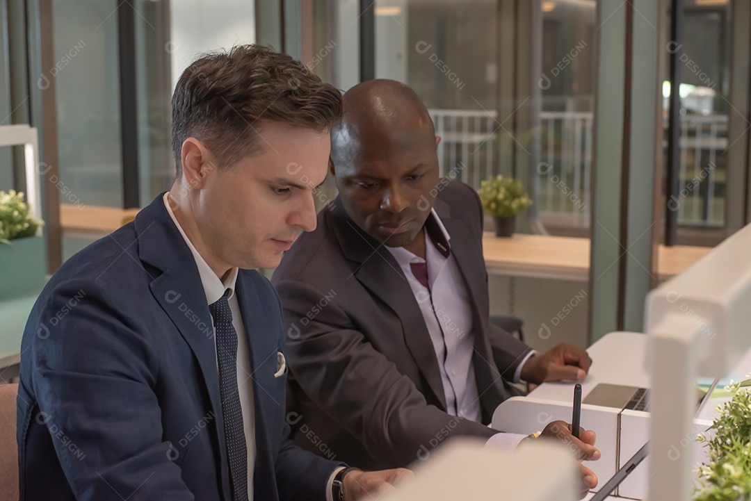 Pessoas de negócios ou diversos colegas trabalhando e se reunindo