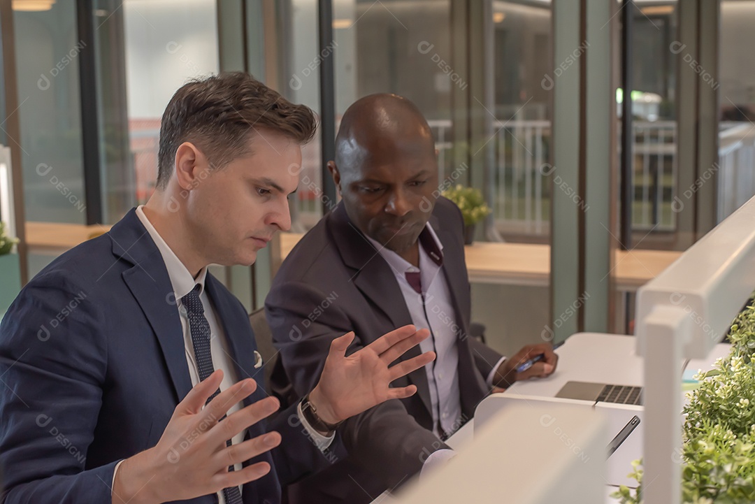 Pessoas de negócios ou diversos colegas trabalhando e se reunindo