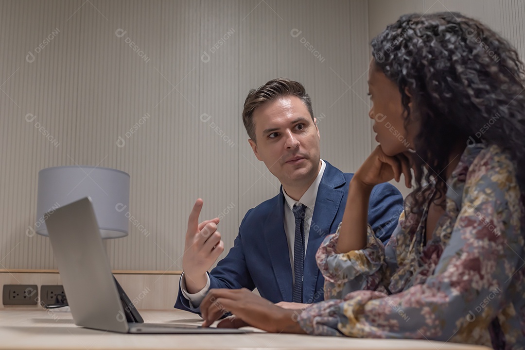 Pessoas de negócios ou diversos colegas trabalhando e se reunindo