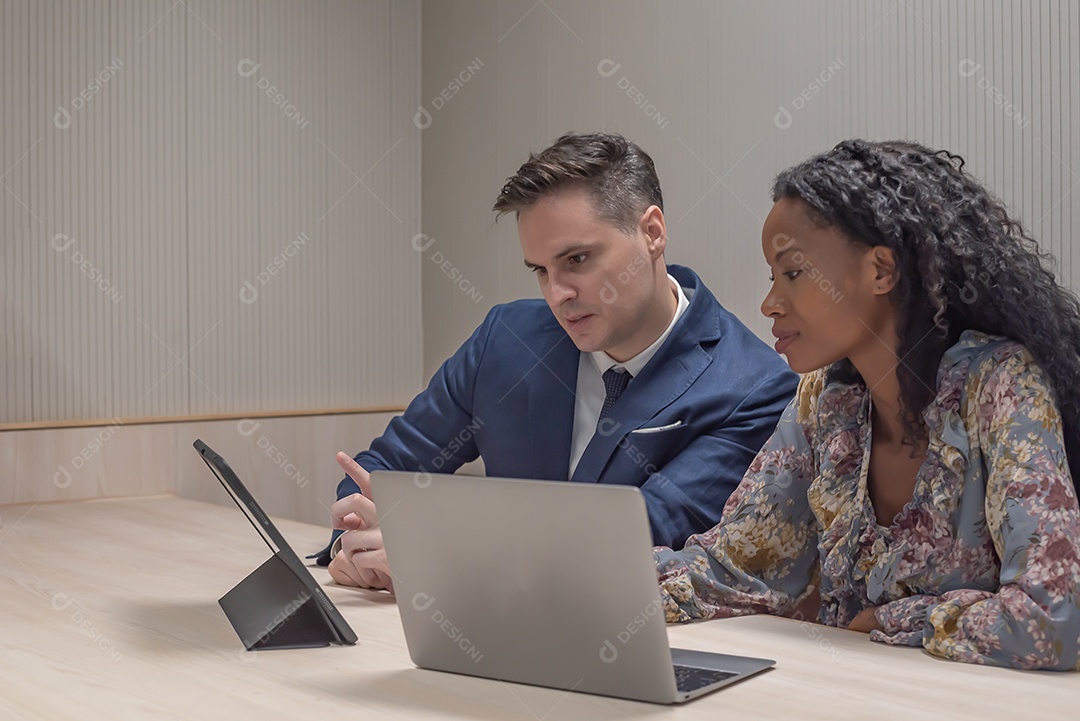 Pessoas de negócios ou diversos colegas trabalhando e se reunindo