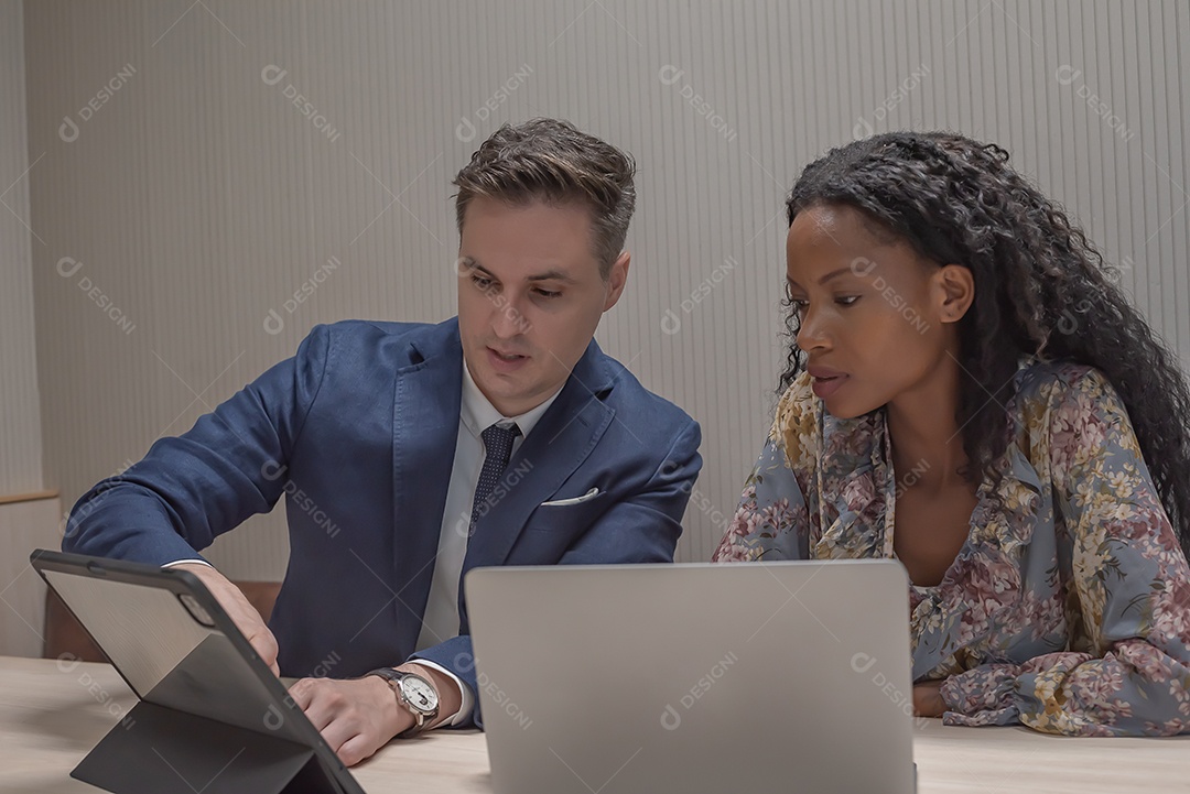 Pessoas de negócios ou diversos colegas trabalhando e se reunindo