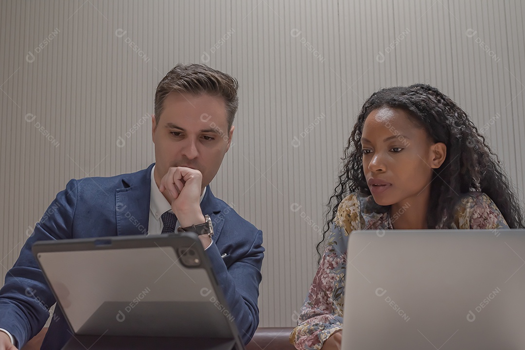 Pessoas de negócios ou diversos colegas trabalhando e se reunindo