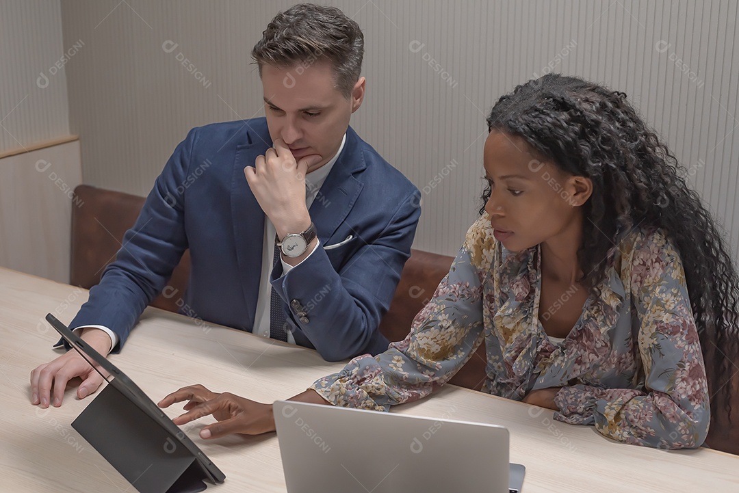 Pessoas de negócios ou diversos colegas trabalhando e se reunindo