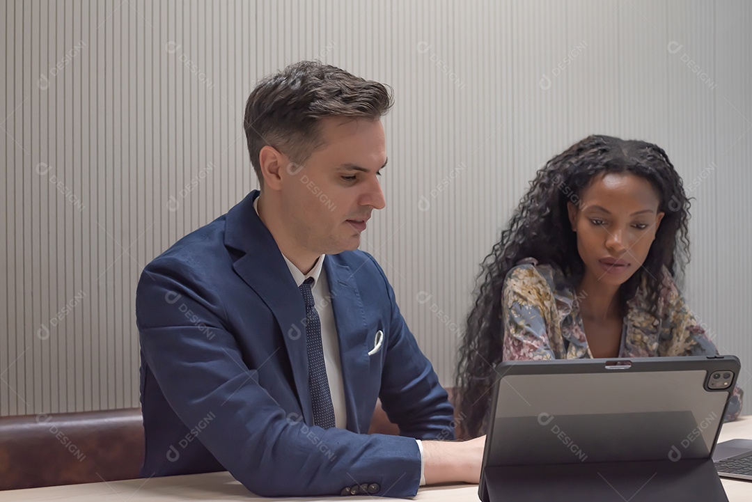 Pessoas de negócios ou diversos colegas trabalhando e se reunindo