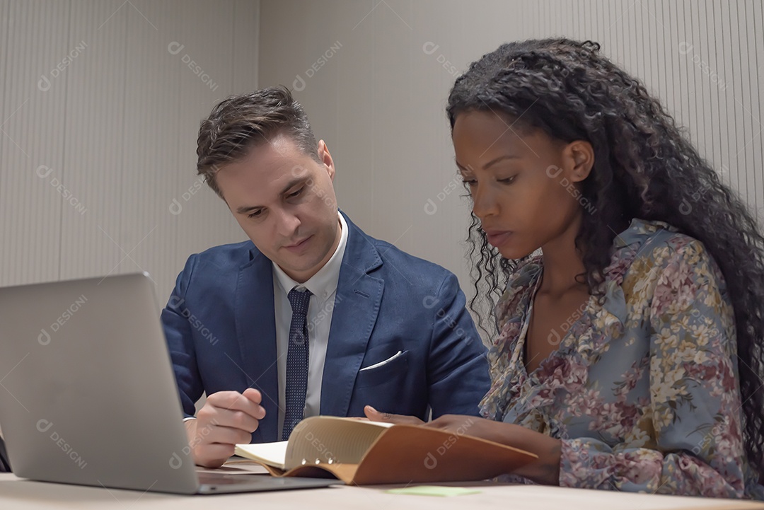 Pessoas de negócios ou diversos colegas trabalhando e se reunindo