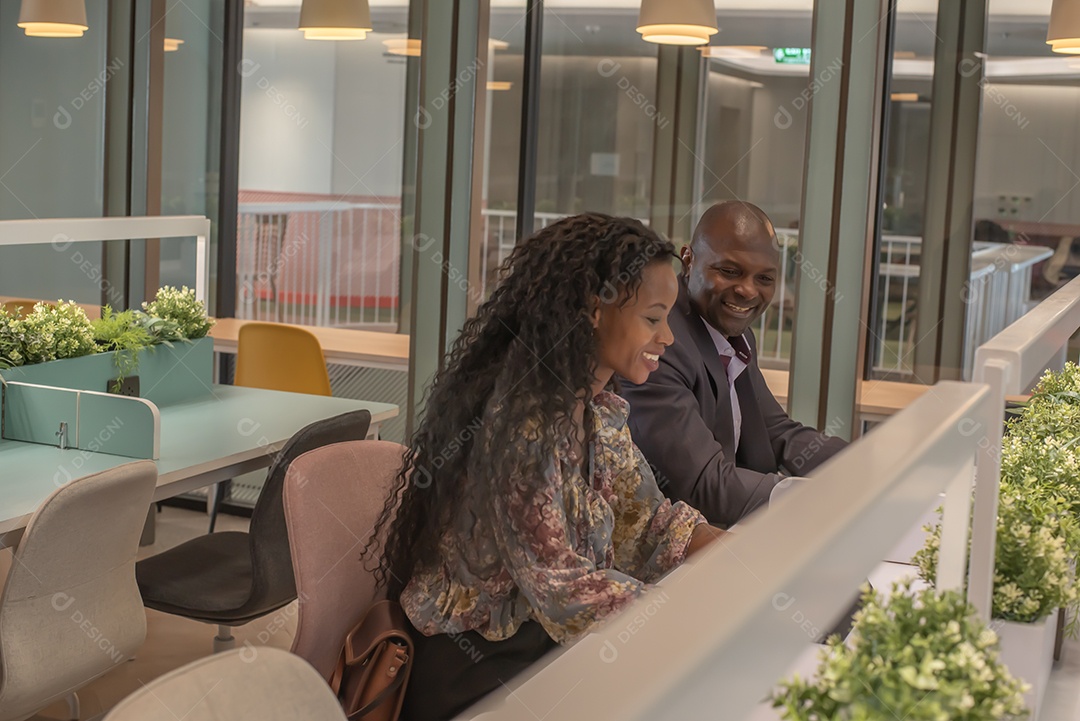 Pessoas de negócios usam notebook de computador no escritório moderno