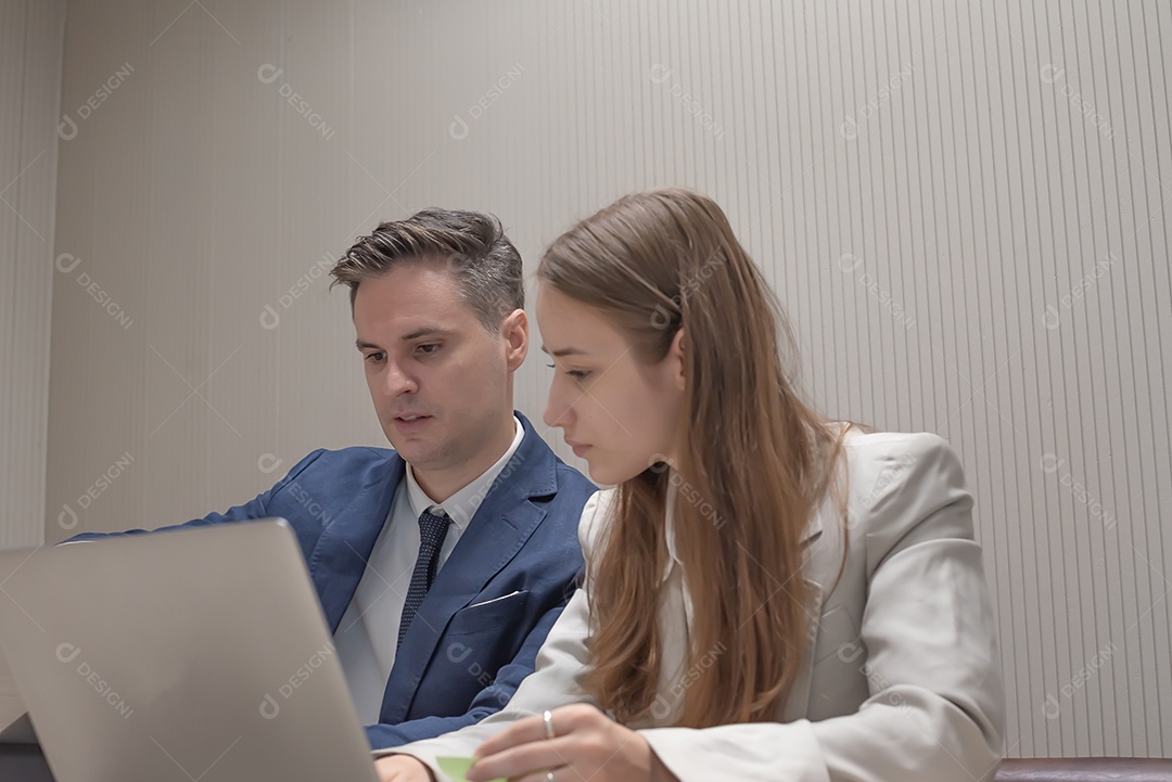 Pessoas de negócios trabalhando e se reunindo em um escritório moderno