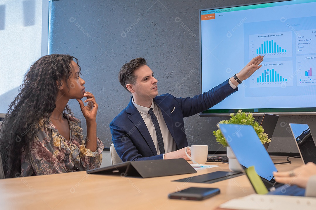 Reunião da equipe de negócios com diversidade de colegas no escritório