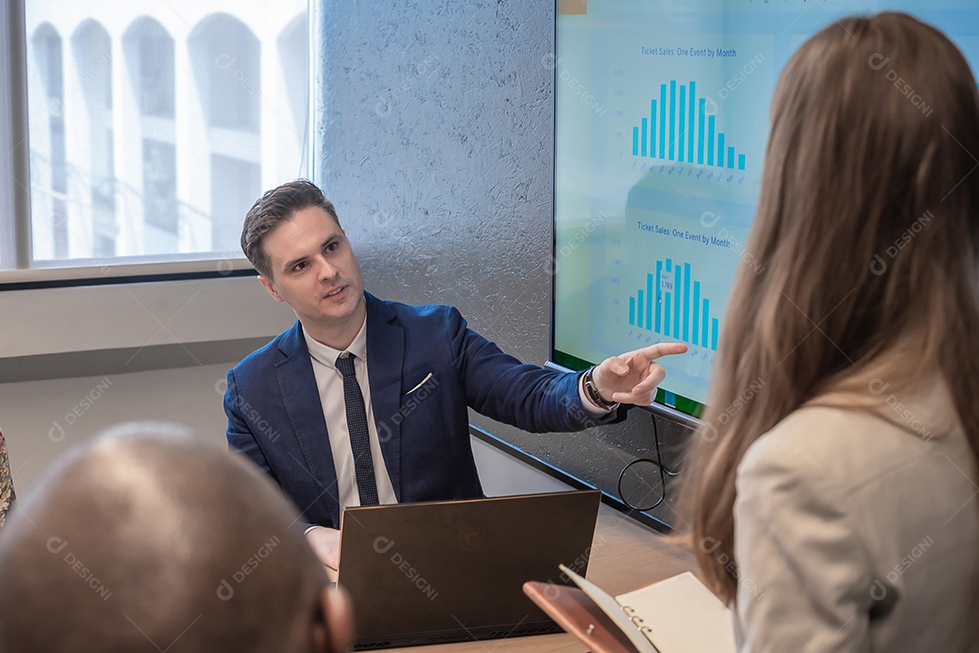 Reunião da equipe de negócios com diversidade de colegas no escritório