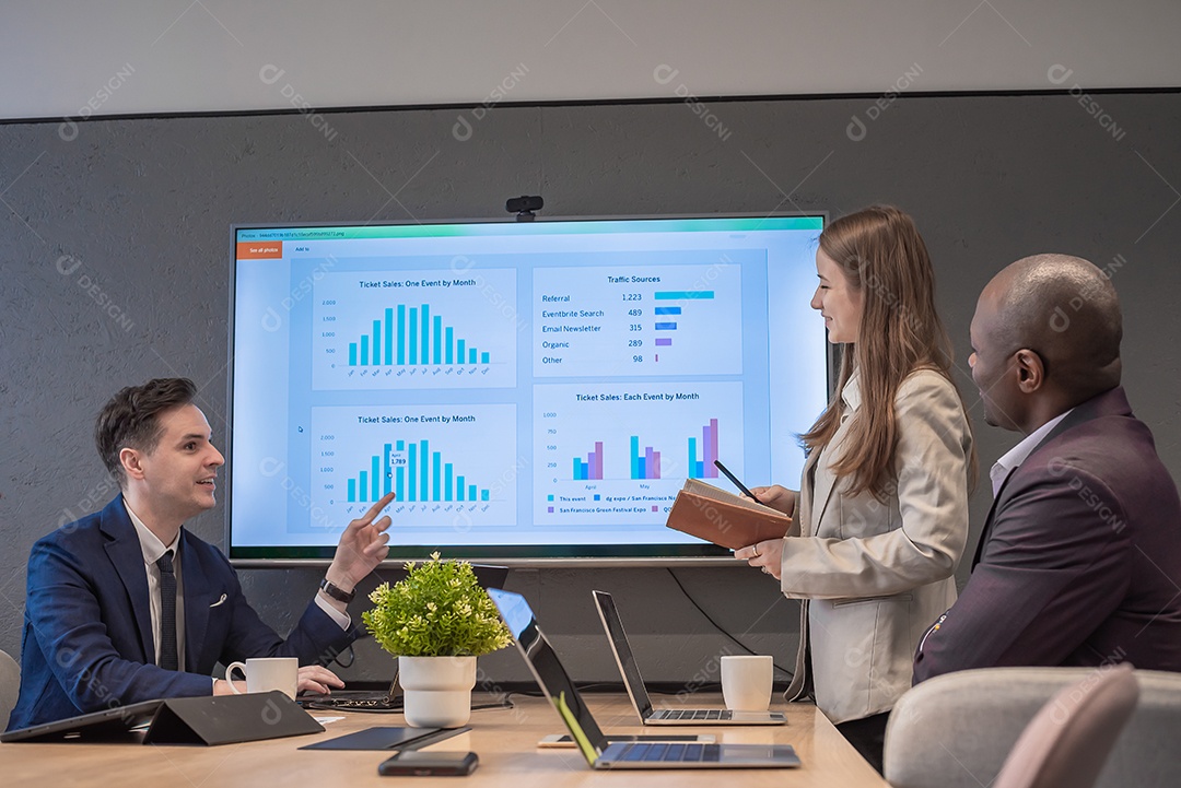 Reunião da equipe de negócios com diversidade de colegas no escritório