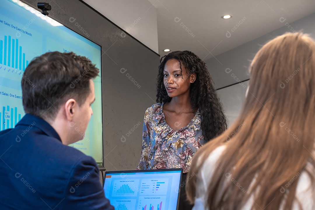 Reunião da equipe de negócios com diversidade de colegas no escritório