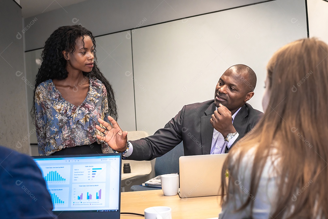 Reunião da equipe de negócios com diversidade de colegas no escritório