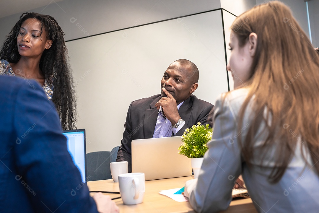 Reunião da equipe de negócios com diversidade de colegas no escritório