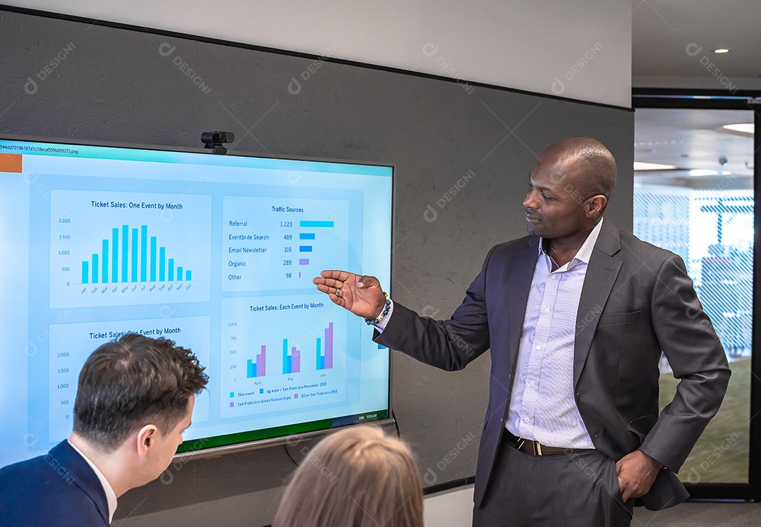 Reunião da equipe de negócios com diversidade de colegas no escritório