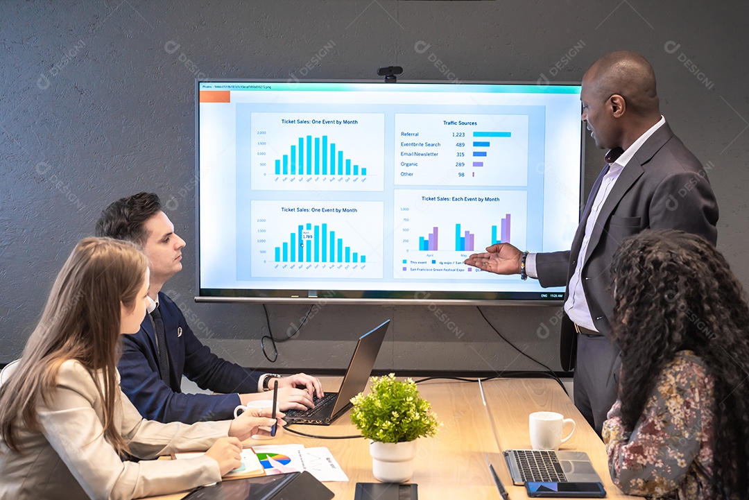 Reunião da equipe de negócios com diversidade de colegas no escritório