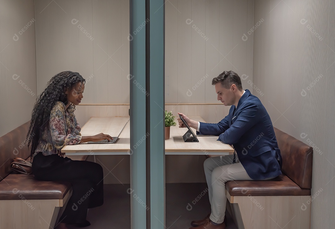 Empresário e empresária usam notebook de computador no moderno