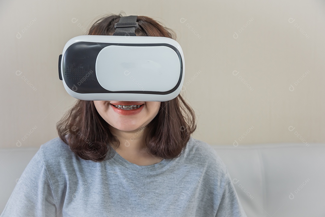 Mulher asiática jogando videogame com óculos VR em casa