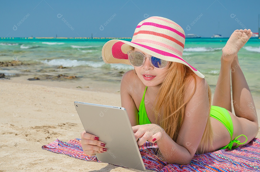 Linda mulher vestindo biquíni e chapéu