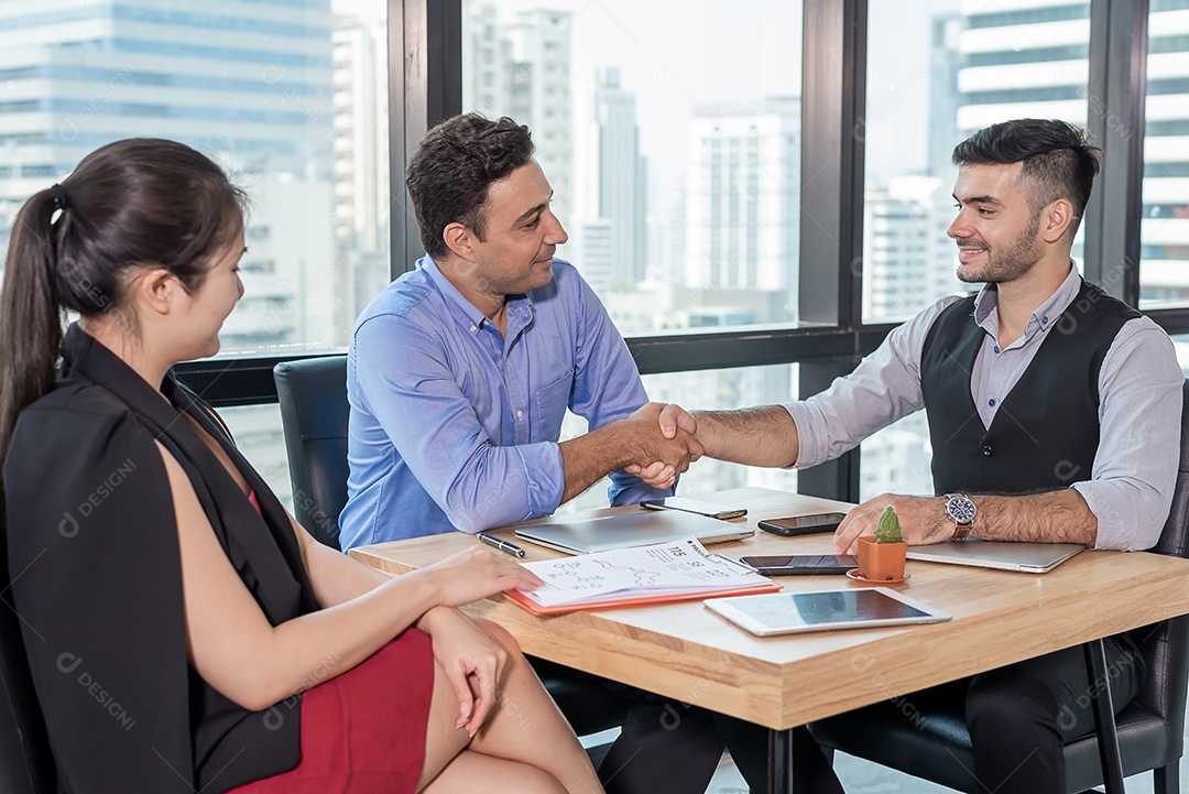 Homem de negócios aperta a mão de novos funcionários ou parcerias ou introdução