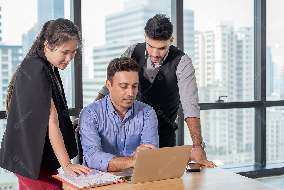 Pessoas de negócios que se encontram e discutem o uso do notebook do computador