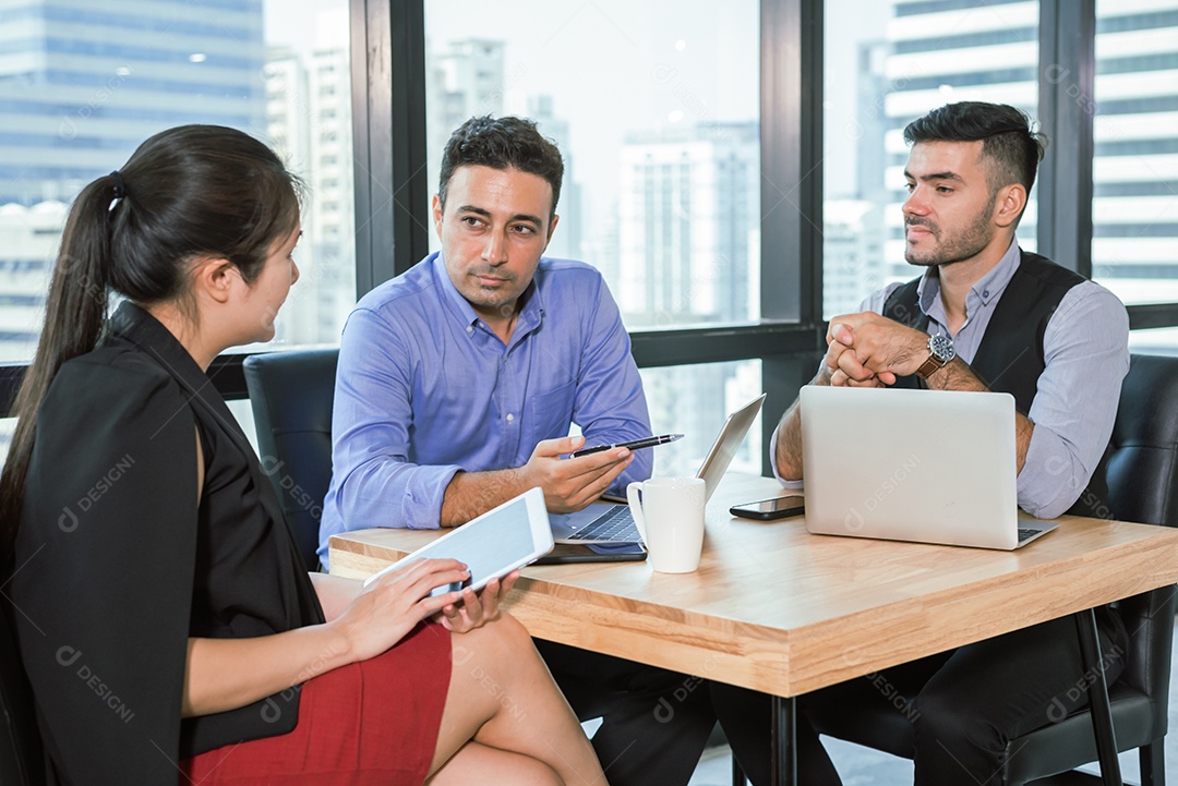 Pessoas de negócios que se encontram e discutem o uso do notebook do computador