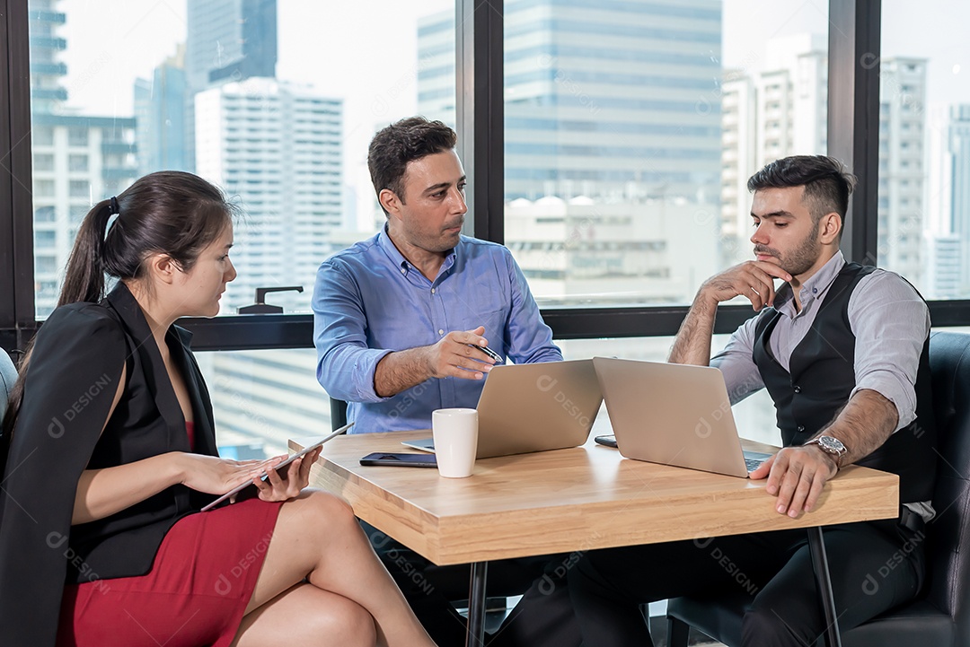 Pessoas de negócios que se encontram e discutem o uso do notebook do computador