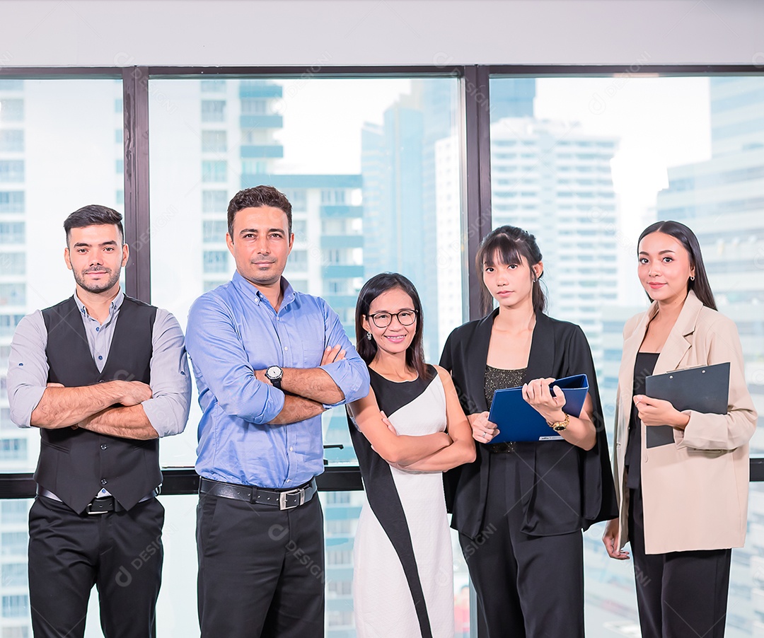 Pessoas de negócios ficam com confiança no olhar de escritório moderno