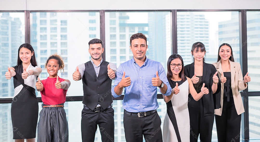 Pessoas de negócios ficam com confiança no olhar de escritório moderno