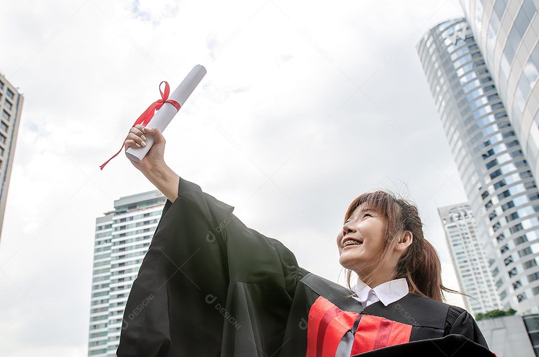 Estudantes universitários felizes mulher asiática segura diploma de graduação