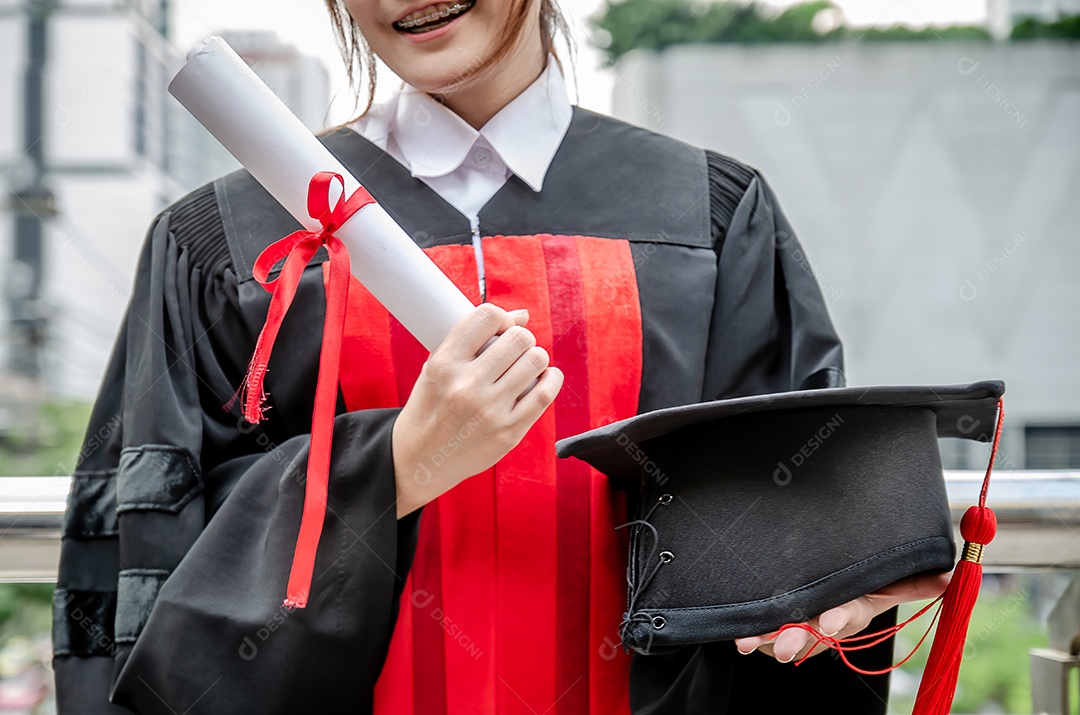 Mulher de estudantes universitários feliz segurando o diploma de graduação