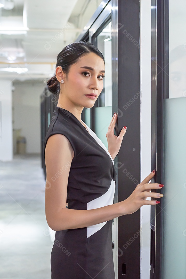 Retrato confiante jovem empresária asiática